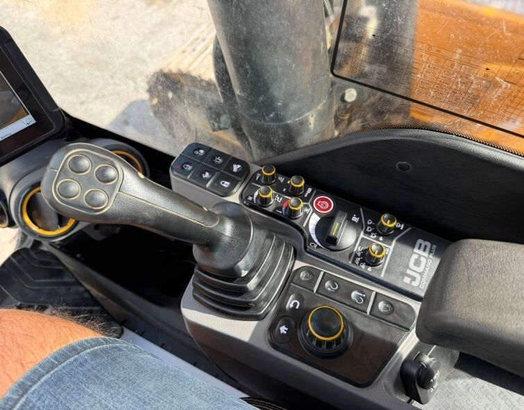 JCB 210 XLC **EPIROC HAMMER**